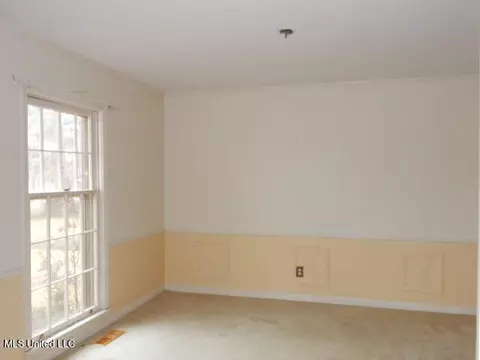 Living - 1741 Hwy 178, Myrtle, MS 38650 photo 3 of 6