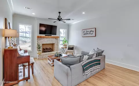 Living - 120 Silverleaf Dr, Madison, MS 39110 photo 6 of 8