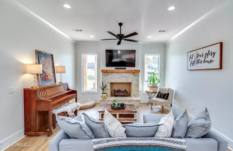 Living - 120 Silverleaf Dr, Madison, MS 39110 photo 7 of 8