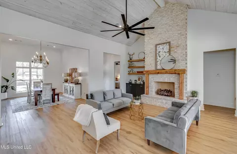 Living - 120 Silverleaf Dr, Madison, MS 39110 photo 3 of 8