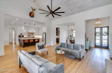 Living - 120 Silverleaf Dr, Madison, MS 39110 photo 4 of 8