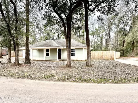 97 Meadow Dr, Lucedale, MS 39452