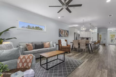 Living - 121 E Fifth St, Long Beach, MS 39560 photo 2 of 4