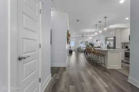 Entry Way - 121 E Fifth St, Long Beach, MS 39560 photo 3 of 5
