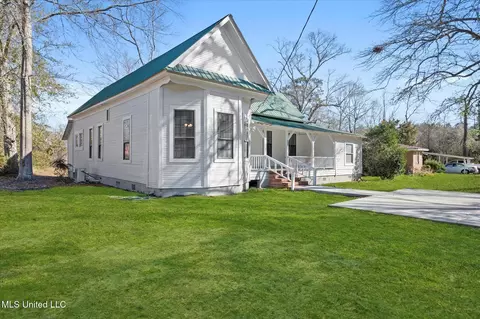 Exterior - 404 1st St, New Augusta, MS 39462 photo 1 of 7