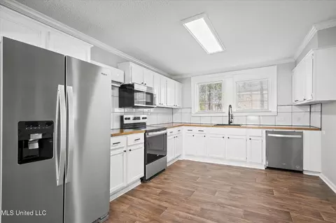 Kitchen - 404 1st St, New Augusta, MS 39462 photo 1 of 4