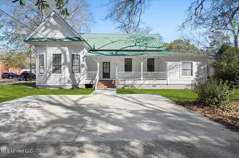 404 1st St, New Augusta, MS 39462