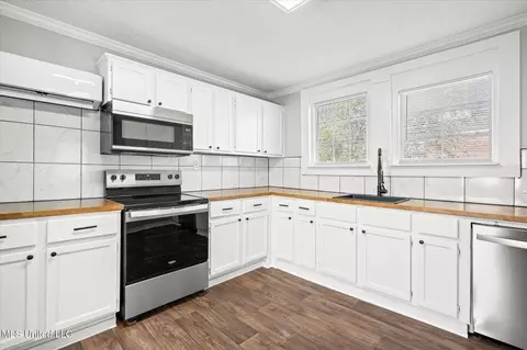 Kitchen - 404 1st St, New Augusta, MS 39462 photo 4 of 4