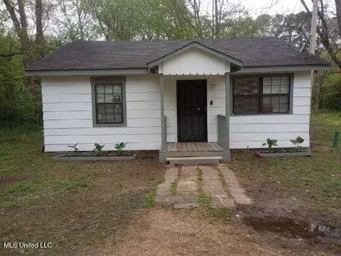 219 West St, Batesville, MS 38606