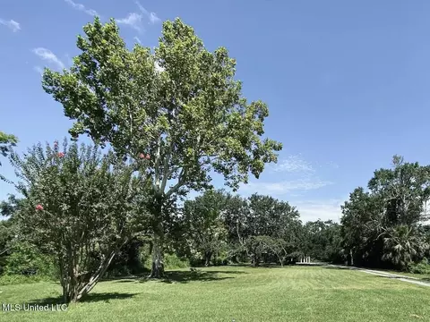 323 E Second St, Pass Christian, MS 39571 photo 2