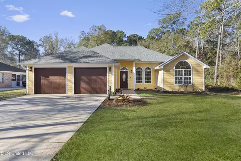 1205 Spruce St, Ocean Springs, MS 39564