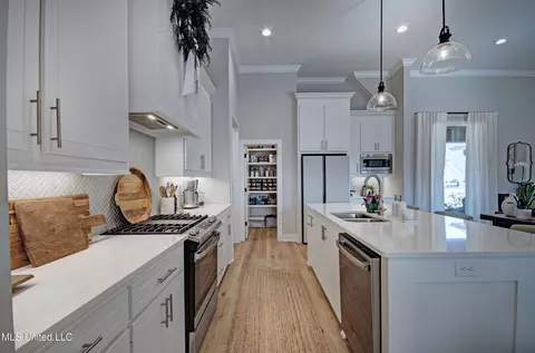 Kitchen - 176 Cornerstone Dr, Brandon, MS 39042 photo 4 of 6