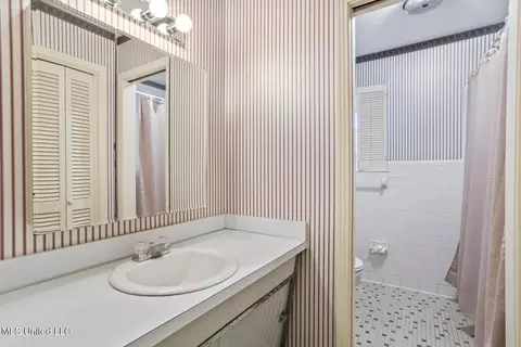 Bath - 1927 Springridge Dr, Jackson, MS 39211 photo 1 of 2