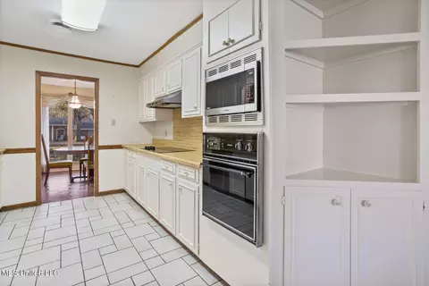 Kitchen - 1927 Springridge Dr, Jackson, MS 39211 photo 2 of 3