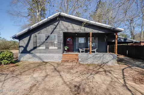 735 N Magnolia Dr, Wiggins, MS 39577
