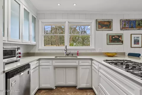 Kitchen - 2151 E Northside Dr, Jackson, MS 39211 photo 2 of 5