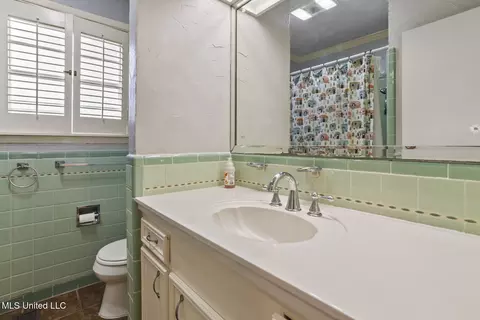 Bath - 2151 E Northside Dr, Jackson, MS 39211 photo 2 of 3