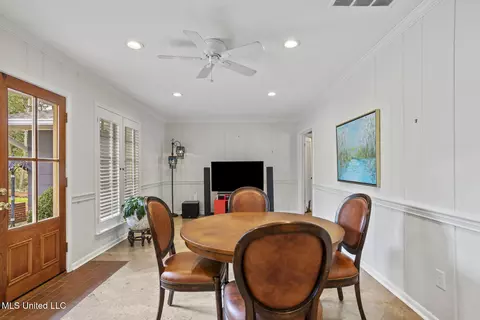 Dining - 2151 E Northside Dr, Jackson, MS 39211 photo 2 of 5