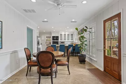 Dining - 2151 E Northside Dr, Jackson, MS 39211 photo 3 of 5