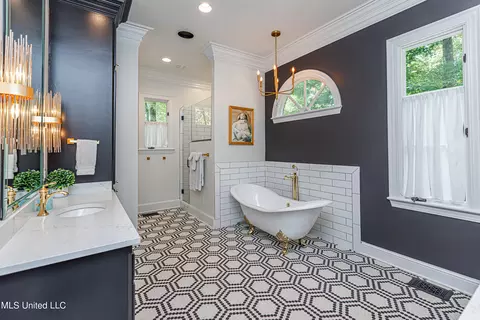 Bath - 110 Windrush Dr, Flowood, MS 39232 photo 1 of 6