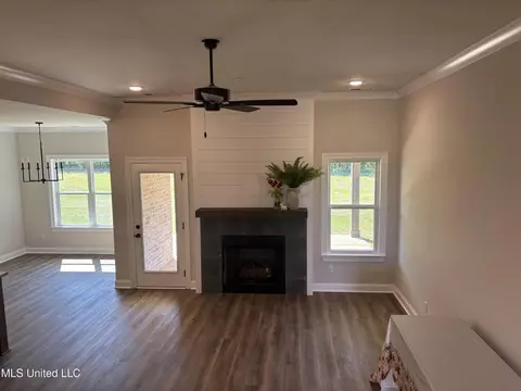 Living - 5189 Crick Ln, Hernando, MS 38632 photo 1 of 2