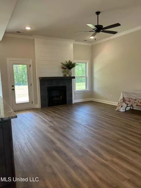 Living - 5189 Crick Ln, Hernando, MS 38632 photo 2 of 2