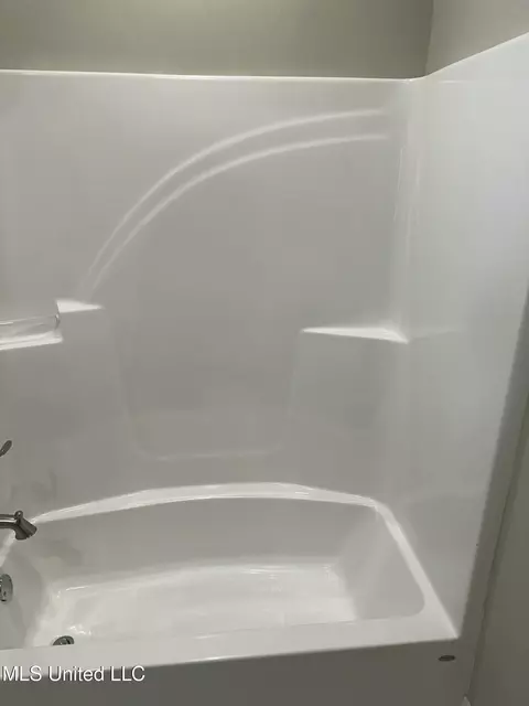 Bath - 489 Aurora Cir, Canton, MS 39046 photo 6 of 7