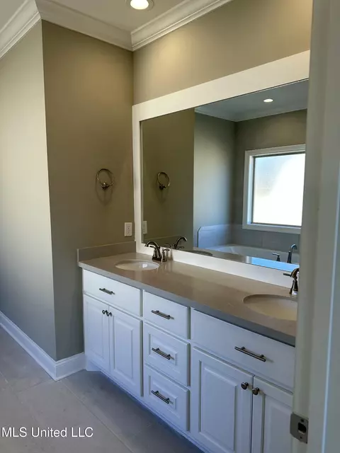 Bath - 489 Aurora Cir, Canton, MS 39046 photo 1 of 7