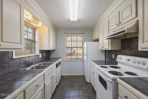 Kitchen - 42 Meadowoods Ter, Jackson, MS 39211 photo 1 of 3