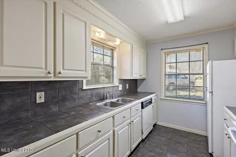 Kitchen - 42 Meadowoods Ter, Jackson, MS 39211 photo 2 of 3