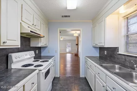 Entry Way - 42 Meadowoods Ter, Jackson, MS 39211 photo 3 of 3