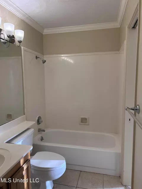 Bath - 200 N Shadow Lake Dr, Clinton, MS 39056 photo 1 of 2