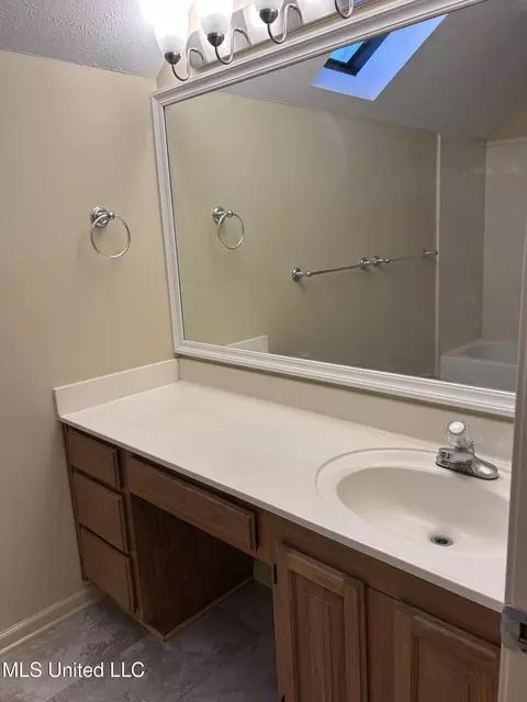 Bath - 200 N Shadow Lake Dr, Clinton, MS 39056 photo 2 of 2
