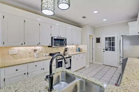 Kitchen - 261 Azalea Ct, Brandon, MS 39047 photo 4 of 4