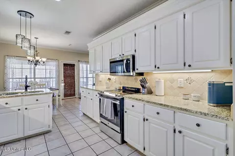 Kitchen - 261 Azalea Ct, Brandon, MS 39047 photo 2 of 4