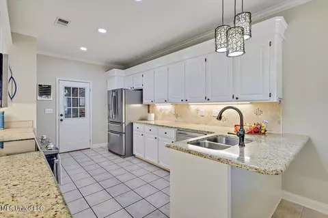 Kitchen - 261 Azalea Ct, Brandon, MS 39047 photo 1 of 4