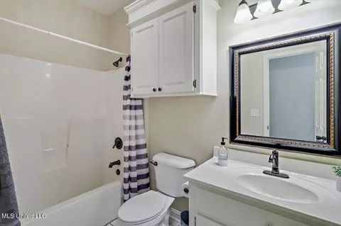 Bath - 261 Azalea Ct, Brandon, MS 39047 photo 2 of 2