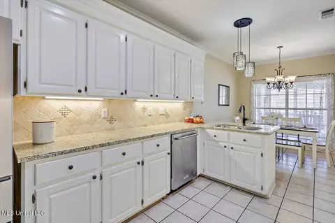 Kitchen - 261 Azalea Ct, Brandon, MS 39047 photo 3 of 4