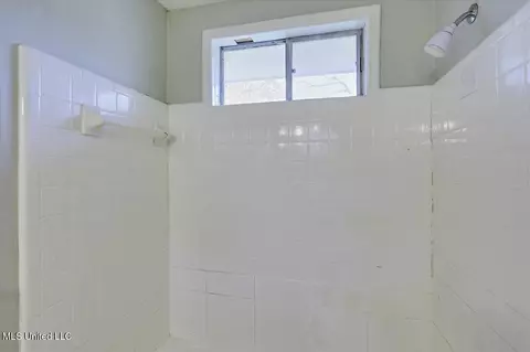 Bath - 126 Mayfair Dr, Jackson, MS 39212 photo 2 of 3