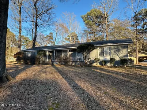 1006 Fairfax Cir, Jackson, MS 39211