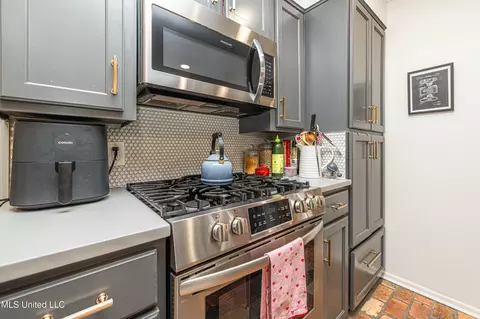 Kitchen - 2015 Cherokee Dr, Jackson, MS 39211 photo 4 of 6