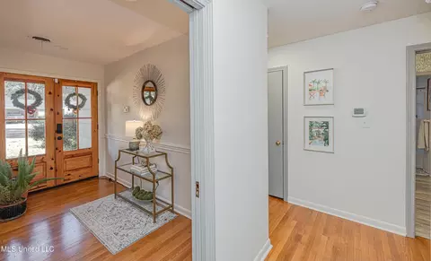 Entry Way - 2015 Cherokee Dr, Jackson, MS 39211 photo 4 of 6