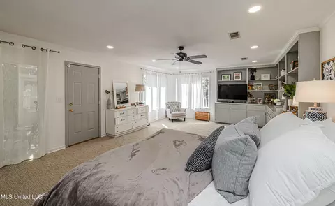 Bedroom - 2015 Cherokee Dr, Jackson, MS 39211 photo 2 of 8