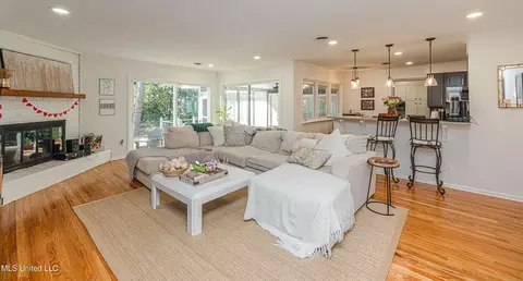 Living - 2015 Cherokee Dr, Jackson, MS 39211 photo 3 of 5