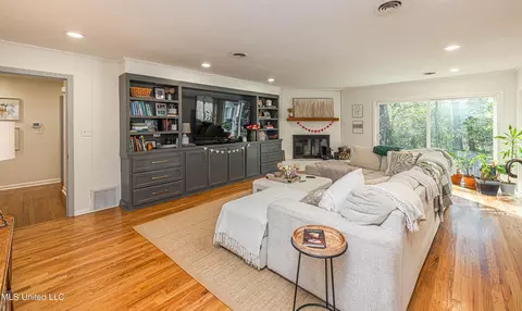 Living - 2015 Cherokee Dr, Jackson, MS 39211 photo 2 of 5