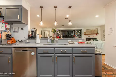 Kitchen - 2015 Cherokee Dr, Jackson, MS 39211 photo 5 of 6