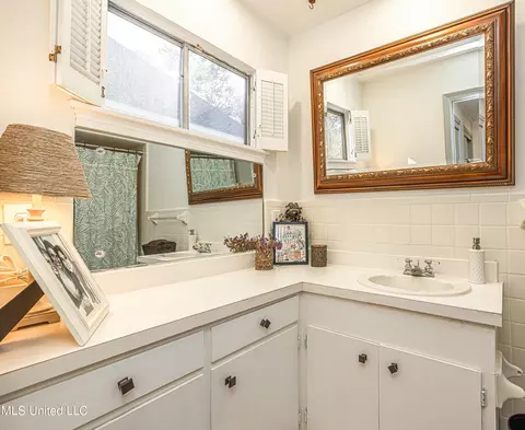 Bath - 2015 Cherokee Dr, Jackson, MS 39211 photo 1 of 5