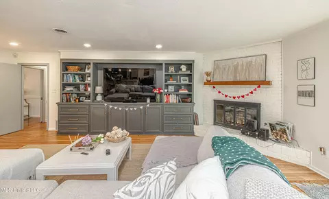 Living - 2015 Cherokee Dr, Jackson, MS 39211 photo 5 of 5