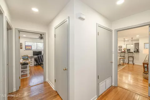 Entry Way - 2015 Cherokee Dr, Jackson, MS 39211 photo 6 of 6