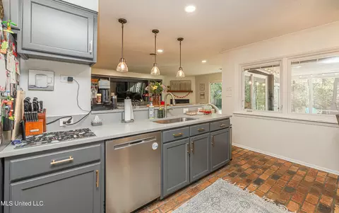 Kitchen - 2015 Cherokee Dr, Jackson, MS 39211 photo 2 of 6